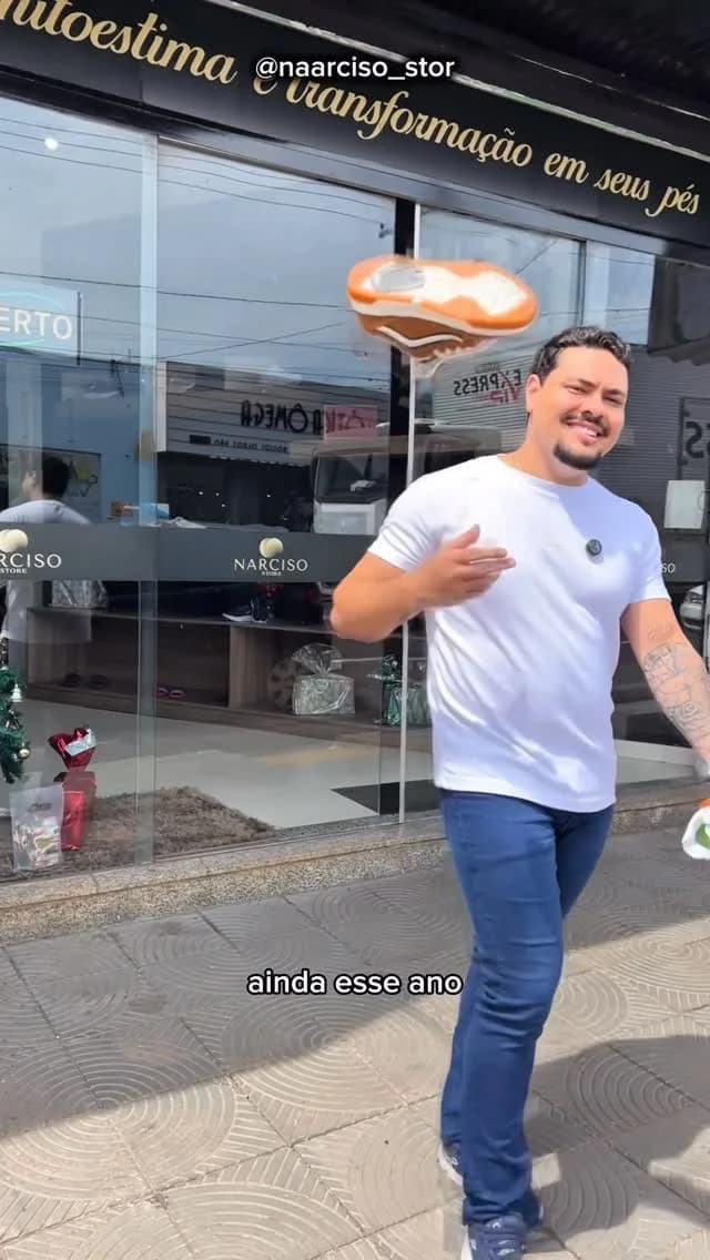 A fachada da Narciso Store, com a vitrine de vidro escrita autoestima, transformação em seus pés