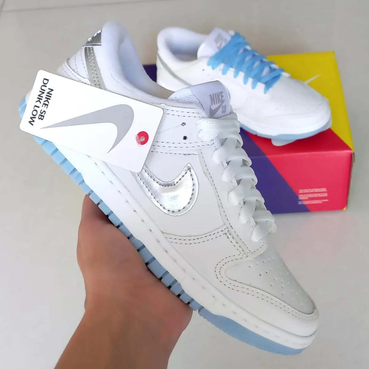 Nike Dunk Low branco e azul-claro